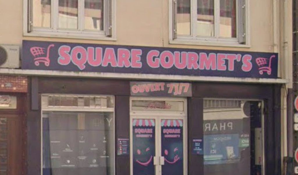 La devanture de Square Gourmet's, enseigne bleu nuit aux lettres roses et OUVERT 7J/7 au-dessus de la porte