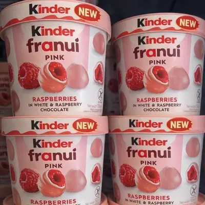 Des pots de Kinder Franui Pink, framboises enrobées de chocolat blanc et framboise