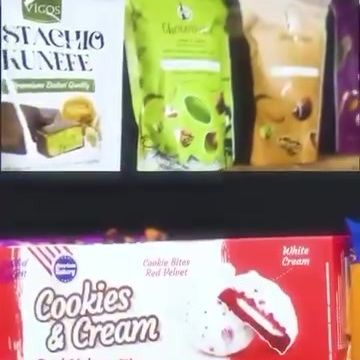 Sachets de pistache kunafa et boîte de cookies red velvet en rayon