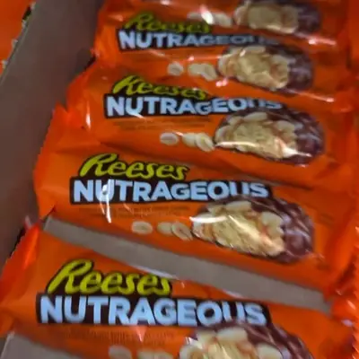 Des barres Reese's Nutrageous alignées dans leur carton