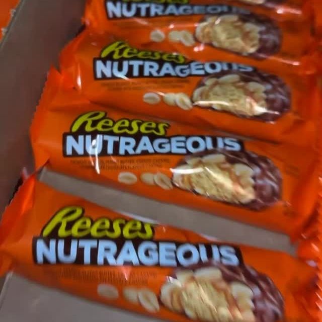 Barres Reese's Nutrageous alignées dans leur carton