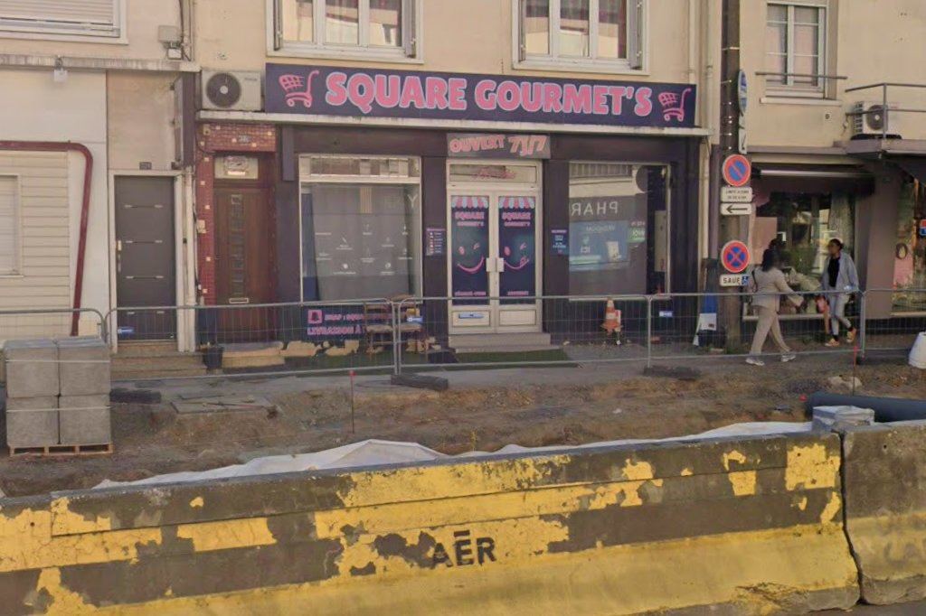 La façade de Square Gourmet's dans l'avenue Félix-Geneslay, entre ses voisins, derrière les barrières des travaux du tram
