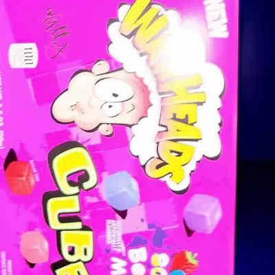 Une boîte rose de Warheads Cubes, bonbons très acides