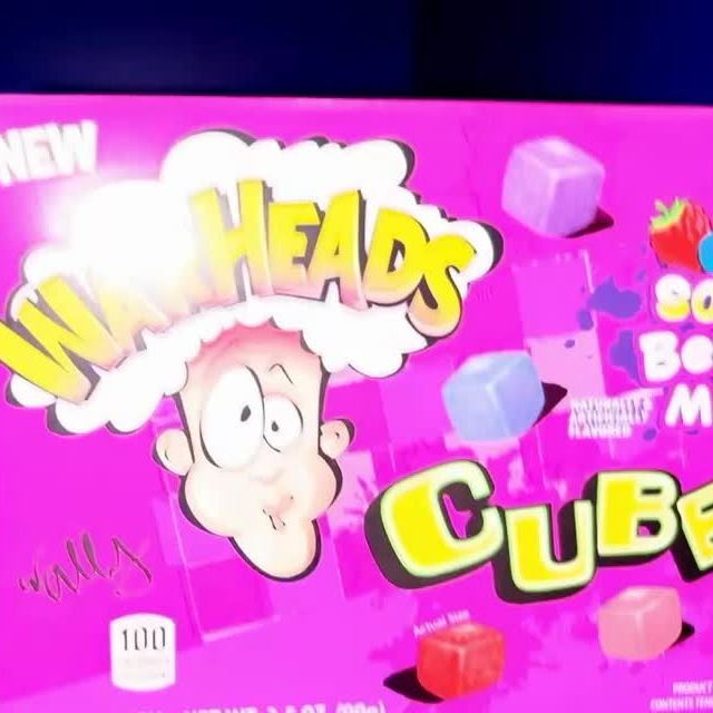 Une boîte rose de Warheads Cubes, Sour Berry Mix